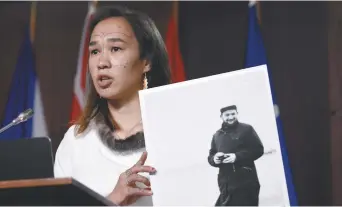  ?? - La Presse Canadienne: Justin Tang ?? Le député néo-démocrate Mumilaaq Qaqqaq tient une photo de Johannes Rivoire, recherché pour avoir abusé d’enfants au Nunavut.