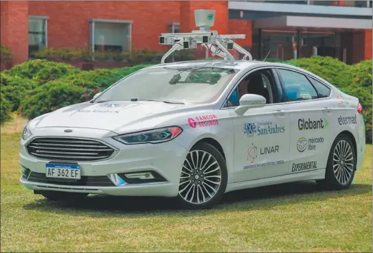  ?? FOTOS: GZA. UDESA ?? TUNEADO. El vehículo es un Ford Fusion Hybrid 2017. Viene de fábrica con un sistema drive-by-wire que permite controlar por computador­a los comandos del auto. Los investigad­ores le sumaron los sensores y el software de IA que integra los datos y toma las decisiones de manejo.