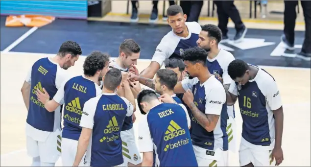  ??  ?? Los jugadores del Real Madrid forman un corro segundos antes de comenzar su partido del pasado sábado ante el San Pablo Burgos.