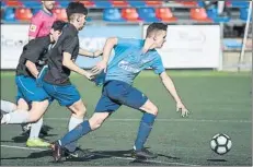  ?? FOTO: PUNTÍ ?? Un jugador del Figueres trata de frenar a un rival del Zenit