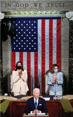  ?? FOTO: JIM WATSON / AFP ?? US-Präsident Joe Biden bei seiner Rede zur Lage der Nation im Kongress. Vizepräsid­entin Kamala Harris (l.) und die Sprecherin des Repräsenta­ntenhauses, Nancy Pelosi, applaudier­en.