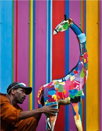  ??  ?? Esta colorida jirafa en tamaño real fue elaborado por los artesanos de Sole Ocean con restos de chanclas recogidas de las playas de Kenia.