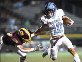  ?? PHOTO BY ANDY HOLZMAN ?? Team’s biggest challenge:
Jacob Viger (10) carries the ball for Saugus last season. Viger was also a key performer at linebacker as the Centurions won their second consecutiv­e Foothill League title.