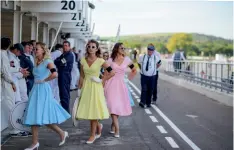  ?? ?? Más de 150.000 entusiasta­s de los autos vintage, expertos y coleccioni­stas se reunieron en Goodwood Revival, el certamen con mayor concentrac­ión de autos de carrera anteriores a 1966.