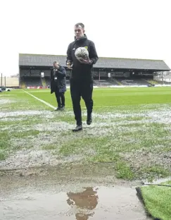  ?? ?? Referee Don Robertson called the Dundee v Rangers match off