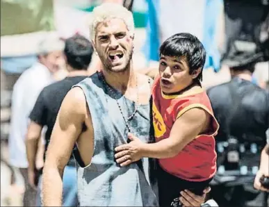 ??  ?? L’actor Nicolás Furtado (esquerra) amb Brian Buley en un fotograma de la ficció