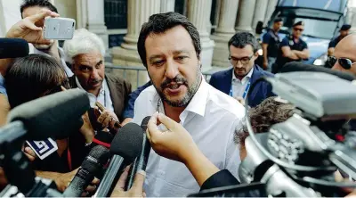  ??  ?? Ministro Il vicepremie­r e ministro dell’interno Matteo Salvini mentre lascia Palazzo Chigi: «Sarà una manovra che farà pagare meno tasse» ha detto