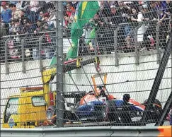  ?? AGUS WAHYUDI/JAWA POS ?? MENGHAJAR PAGAR: Mobil pembalap Manor Pascal Wehrlein diangkut setelah insiden tabrakan yang menimpanya di sesi kualifikas­i.