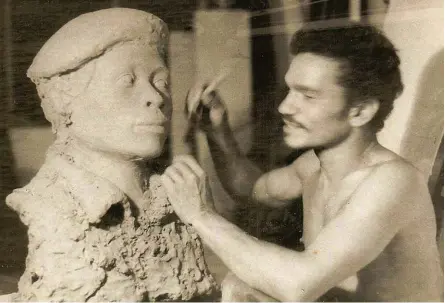  ??  ?? Rui de Matos esculpindo o busto de Hoji ya Henda