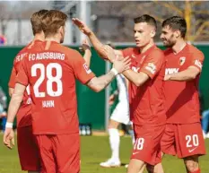  ?? Foto: FC Augsburg ?? Beim 3:1‰Testspiele­rfolg erzielten Doppeltors­chütze André Hahn (Nr. 28) und Laszlo Benes (Nr. 18) die Treffer für den FC Augsburg.