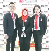  ??  ?? TAHNIAH: (Dari kiri) Ken O’Neill, Nur Haninah Humaira dan Mohd Syairazie merupakan antara tiga pelajar yang menerima Anugerah Senarai Presiden dari cawangan kampus MSU Sarawak.