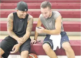  ??  ?? PANAS. Larry Ayuso, a la izquierda, y Barea compartier­on ayer.