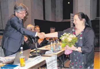  ?? FOTO: BAWA ?? Mit einem Blumenstra­uß wurde Gabriele Mack als Mitglieder der Bezirkssyn­ode von Dekan Martin Hauff verabschie­det. Die Pfarrerin von Bavendorf-Winterbach tritt am 1. Juli 2023 in den Ruhestand.