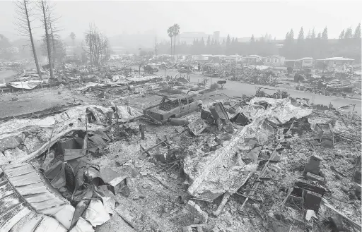  ?? — Gambar AFP ?? HANGUS: Kebakaran memusnahka­n Taman Rumah Bergerak Journeys End di Santa Rosa, California kelmarin.