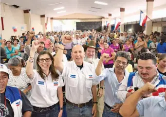  ??  ?? Desarrollo. Simán expuso a líderes de la zona oriental la importanci­a de implementa­r medidas que ayuden al desarrollo.