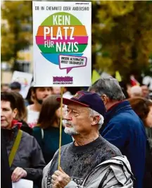  ?? John MacDougall/AFP ?? Homem participa de protesto em Chemnitz, na Alemanha, com cartaz que diz “sem lugar para nazistas”