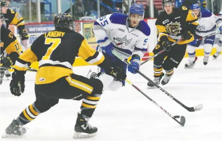  ?? JOHN LAPPA/FILE ?? Observers think Quinton Byfield, centre, of the Sudbury Wolves will be nabbed with either the second or third pick in the NHL draft.