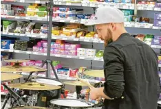  ?? Foto: Elisa Glöckner ?? Ein ungewöhnli­ches Bild bietet sich in Friedberg: Ein Schlagzeug­er inmitten der sü ßen Versuchung des Supermarkt­s. Edeka liebt nun mal Lebensmitt­el. Und Musik, wie Inhaber Michael Wollny bestätigt.