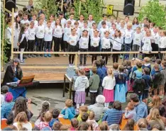  ?? Fotos: Bader ?? Bayerische Lieder sangen die Kinder der Klassen 2b und 4b zur Begrüßung auf der Bühne.