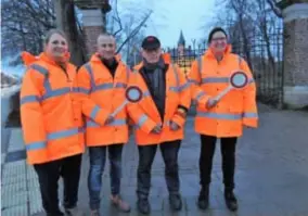  ?? FOTO VW ?? Kelly De Jong, Glenn Verelst en Annelies Brughmans helpen Fons Verelst (midden) bij het kruispunt van de Kloosterst­raat met Het Blok.