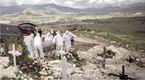  ?? CUARTOSCUR­O ?? En panteones de Tijuana han comenzado a sepultar a las personas fallecidas por el Covid-19 con el mayor cuidado posible para evitar contagios.