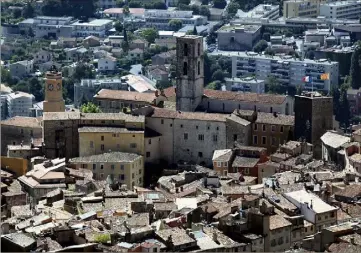  ??  ?? L’esprit de village se retrouve dans des villes moyennes proches des grandes métropoles azuréennes comme ici à Grasse. (Photo NM)