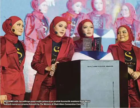  ??  ?? BERSAMA adik-beradiknya pada majlis pelancaran produk kosmetik maskara Hijab Mata Kekasih menerusi jenama Kekasih by The Melvins di Shah Alam Convention Centre.