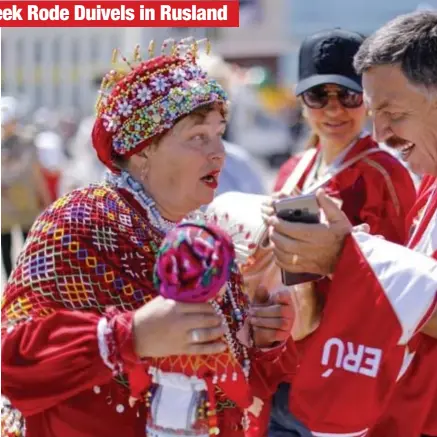  ?? FOTO EPA- ?? Met behulp van Google Translate op de smartphone trekken de Russen - en de supporters- hun plan op het WK.