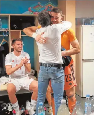  ?? // RFEF ?? Luis Enrique recibió con un abrazo a Unai Simón en el vestuario