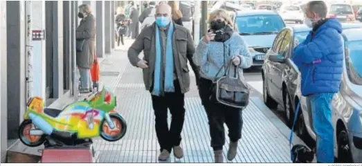  ?? ALBERTO DOMÍNGUEZ ?? Varias personas, ayer, en las calles de Huelva durante la jornada en la que se conoció el mayor número de contagios desde el inicio de la pandemia.