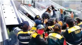  ??  ?? CHOQUE. Policías de la CDMX impidieron el paso de las feministas hacia Reforma.