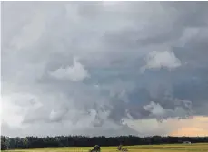  ?? FOTO: A. HARTL /IMAGO IMAGES ?? Eine Unwetterfr­ont mit Hagel wird von heftigem Wind Richtung Wasserburg am Bodensee getrieben.