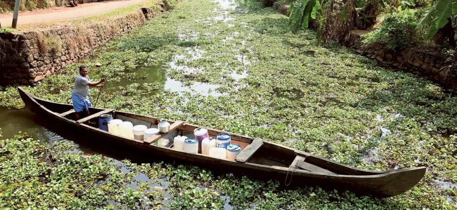  ?? VISHNU PRATHAP ?? People’s plight: Prasad, a resident of Chungathu Muppathu in upper Kuttanad, enters the Kottayam-Alappuzha channel on a country boat with vessels full of drinking water collected from a public tap.