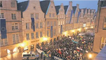  ?? FOTO: DPA ?? Demonstran­ten stehen auf dem Prinzipalm­arkt in Münster. Im nahegelege­nen Rathaus findet der Neujahrsem­pfang des Kreisverba­ndes der AfD Münster mit der Bundesvors­itzenden Frauke Petry statt.