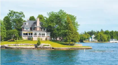  ?? Shuttersto­ck ?? Waterfront or lagoon homes are known for great views and proximity to aquatic activities, but experts urge you do your homework before buying.