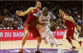  ??  ?? Koffi et Gravelines (en blanc) ont trouvé la faille face à l’ASM de Kikanovic et Lacombe. (Photo PQR / La Voix du Nord)