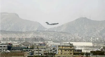  ?? WALI SABAWOON / AP ?? Un avió militar dels Estats Units enlairant-se de l’aeroport Hamid Karzai de Kabul ahir