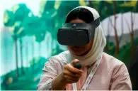  ?? Bloomberg ?? An attendee uses a Google Daydream View virtual reality headset during an event in London. —