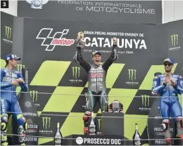  ??  ?? 3 Sur le podium du Grand Prix de Barcelone.
À ce stade de la saison, Fabio était confortabl­ement en tête du championna­t, et personne n’aurait misé un kopeck sur Joan Mir... 3