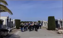  ??  ?? Un cortège de plus de 70 participan­ts arrivent devant les stèles