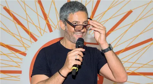  ??  ?? Sul palco Rosario Fiorello, 57 anni, ha fatto registrare il tutto esaurito ieri al Festival della tv e dei nuovi media di Dogliani. Nell’incontro ha spiegato che per fare uno spettacolo gli basta il suo cellulare: «Ho i numeri di telefono di tutti, è...