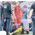  ?? FOTO: AP ?? Joshua Kimmich (o.) nach der Aktion mit Jadon Sancho am Samstag.