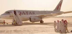  ?? — AFP ?? BAGDAD: An image grab taken from a handout video released by the Iraqi Interior Ministry shows Qatari men who were kidnapped while hunting in southern Iraq in 2015 boarding a plane at Baghdad airport following their release.