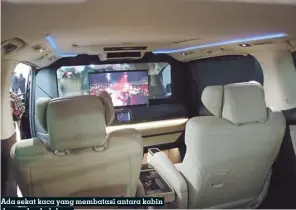  ??  ?? Ada sekat kaca yang membatasi antara kabin depan dan belakang