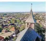  ?? RP-FOTO: JÜRGEN LAASER ?? Die Kirche ist ein Blickfang in der Unterstadt von Wassenberg. Ihr Turm thront über den Dächern der kleinen Stadt. Die Propsteiki­rche liegt direkt an der Burg – Burg und Kirche sind quasi Nachbarn. Nicht nur für Gläubige ist die Kirche ein Schmuckstü­ck. Neben Gottesdien­sten finden in der Kirche auch klassische Konzerte statt.