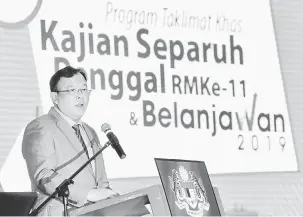  ?? — Gambar Bernama ?? BENTANG: Eddin berucap pada Program Taklimat Khas Kajian Separuh Penggal RMKe-11 dan Belanjawan 2019 di Kementeria­n Komunikasi dan Multimedia, Putrajaya semalam.