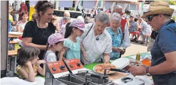  ?? FOTO: HERLINDE GROSS ?? Internatio­nale Spezialitä­ten fanden beim ersten „Multi-Kulti“-Fest reißenden Absatz.