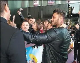  ??  ?? Thibault des « Marseillai­s » en plein selfie avec une jeune fan, à Marseille.