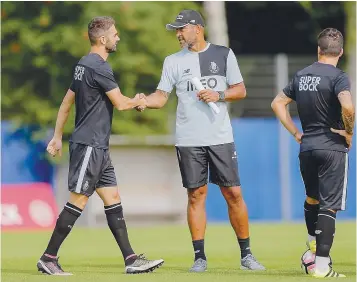  ??  ?? Nuno cumpriment­ou Adrián antes do primeiro treino do espanhol