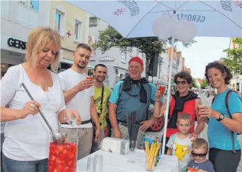  ?? SZ-FOTOS (3): KÖRNER ?? Selbst aus Frankreich reisten die Gäste an. Hier eine Familie, die mit dem Rad auf dem Donauradwe­g Richtung Wien unterwegs ist. Die Einkaufsna­cht in Ehingen wollten sie sich nicht entgehen lassen.